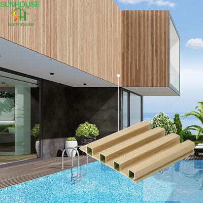 comprar Panel de pared WPC de coextrusión moderna para decoración de hoteles al aire libre Revestimiento exterior de PVC con característica impermeable Panel central de madera y PVC online manufacture