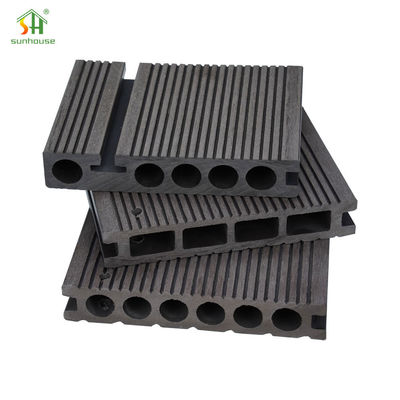 Un buon prezzo. Piastrelle modulari da 20 mm in WPC, pavimenti interlacciati in WPC per cucine / barbecue in linea