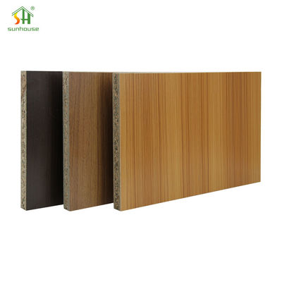 Un buen precio. Tabla de partículas de madera sólida 18 mm Tabla libre de pintura para muebles Armario Tabla de madera en línea